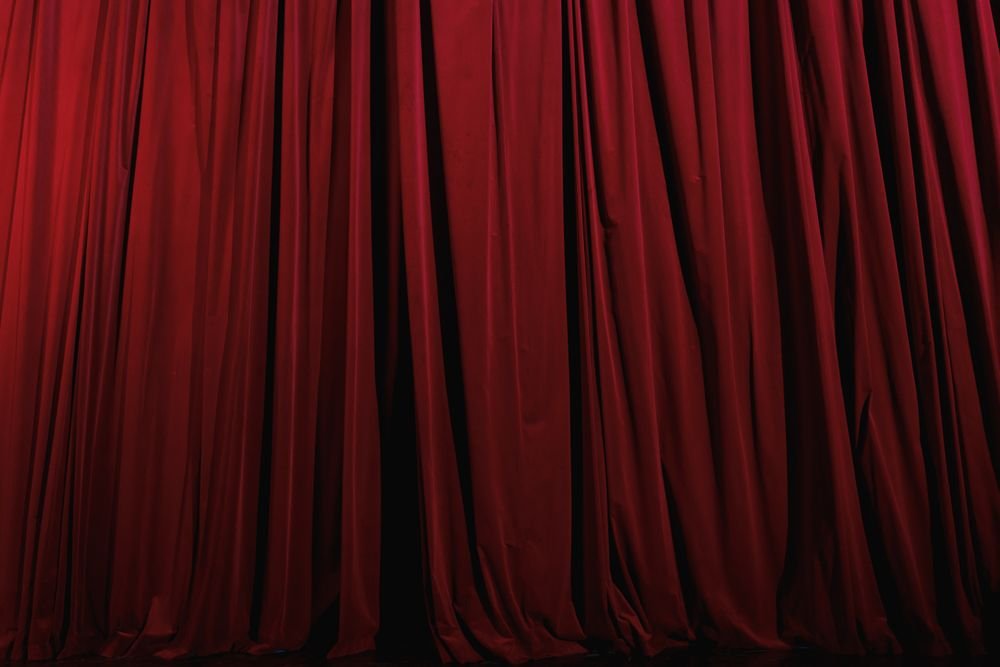 Les rideaux rouges du théâtre